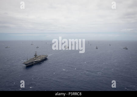 160728-N-SI773-0242 de l'OCÉAN PACIFIQUE (Juillet 28, 2016) Quarante navires et sous-marins internationaux représentant 13 pays partenaires en formation serrée à vapeur au cours de Rim of the Pacific 2016. Vingt-six nations, plus de 40 navires et sous-marins, plus de 200 avions, et 25 000 hommes participent à l'EXERCICE RIMPAC du 30 juin au 4 août, dans et autour des îles Hawaï et la Californie du Sud. Le plus grand exercice maritime international RIMPAC, offre une formation unique qui aide les participants à favoriser et soutenir les relations de coopération qui sont essentiels pour assurer le sa Banque D'Images