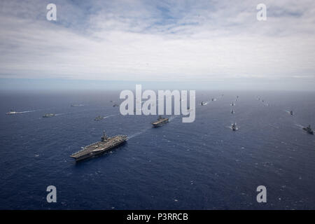 160728-N-SI773-0324 de l'OCÉAN PACIFIQUE (Juillet 28, 2016) Quarante navires et sous-marins internationaux représentant 13 pays partenaires en formation serrée à vapeur au cours de Rim of the Pacific 2016. Vingt-six nations, plus de 40 navires et sous-marins, plus de 200 avions, et 25 000 hommes participent à l'EXERCICE RIMPAC du 30 juin au 4 août, dans et autour des îles Hawaï et la Californie du Sud. Le plus grand exercice maritime international RIMPAC, offre une formation unique qui aide les participants à favoriser et soutenir les relations de coopération qui sont essentiels pour assurer le sa Banque D'Images