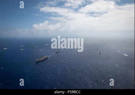 160728-N-SI773-0631 de l'OCÉAN PACIFIQUE (Juillet 28, 2016) Quarante navires et sous-marins internationaux représentant 13 pays partenaires en formation serrée à vapeur au cours de Rim of the Pacific 2016. Vingt-six nations, plus de 40 navires et sous-marins, plus de 200 avions, et 25 000 hommes participent à l'EXERCICE RIMPAC du 30 juin au 4 août, dans et autour des îles Hawaï et la Californie du Sud. Le plus grand exercice maritime international RIMPAC, offre une formation unique qui aide les participants à favoriser et soutenir les relations de coopération qui sont essentiels pour assurer le sa Banque D'Images