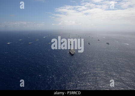 160728-N-SI773-0643 de l'OCÉAN PACIFIQUE (Juillet 28, 2016) Quarante navires et sous-marins internationaux représentant 13 pays partenaires en formation serrée à vapeur au cours de Rim of the Pacific 2016. Vingt-six nations, plus de 40 navires et sous-marins, plus de 200 avions, et 25 000 hommes participent à l'EXERCICE RIMPAC du 30 juin au 4 août, dans et autour des îles Hawaï et la Californie du Sud. Le plus grand exercice maritime international RIMPAC, offre une formation unique qui aide les participants à favoriser et soutenir les relations de coopération qui sont essentiels pour assurer le sa Banque D'Images