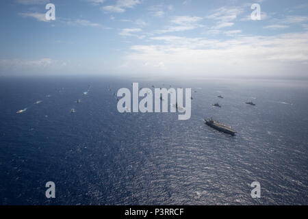 160728-N-SI773-0717 de l'OCÉAN PACIFIQUE (Juillet 28, 2016) Quarante navires et sous-marins internationaux représentant 13 pays partenaires en formation serrée à vapeur au cours de Rim of the Pacific 2016. Vingt-six nations, plus de 40 navires et sous-marins, plus de 200 avions, et 25 000 hommes participent à l'EXERCICE RIMPAC du 30 juin au 4 août, dans et autour des îles Hawaï et la Californie du Sud. Le plus grand exercice maritime international RIMPAC, offre une formation unique qui aide les participants à favoriser et soutenir les relations de coopération qui sont essentiels pour assurer le sa Banque D'Images