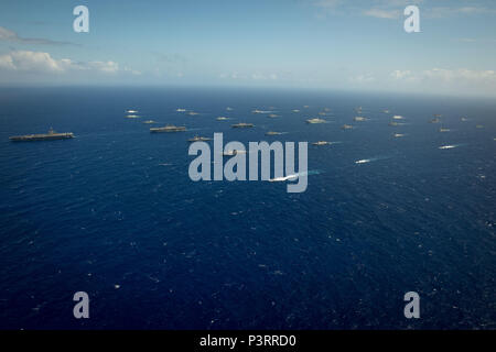 160728-N-SI773-3297 de l'OCÉAN PACIFIQUE (Juillet 28, 2016) Quarante navires et sous-marins internationaux représentant 13 pays partenaires en formation serrée à vapeur au cours de Rim of the Pacific 2016. Vingt-six nations, plus de 40 navires et sous-marins, plus de 200 avions, et 25 000 hommes participent à l'EXERCICE RIMPAC du 30 juin au 4 août, dans et autour des îles Hawaï et la Californie du Sud. Le plus grand exercice maritime international RIMPAC, offre une formation unique qui aide les participants à favoriser et soutenir les relations de coopération qui sont essentiels pour assurer le sa Banque D'Images