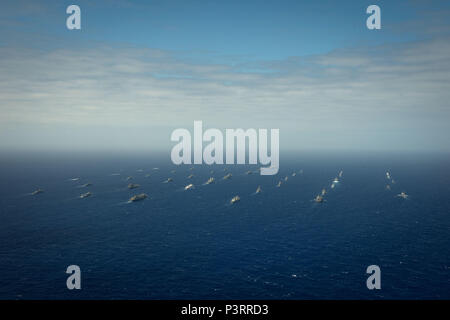 160728-N-SI773-3389 de l'OCÉAN PACIFIQUE (Juillet 28, 2016) Quarante navires et sous-marins internationaux représentant 13 pays partenaires en formation serrée à vapeur au cours de Rim of the Pacific 2016. Vingt-six nations, plus de 40 navires et sous-marins, plus de 200 avions, et 25 000 hommes participent à l'EXERCICE RIMPAC du 30 juin au 4 août, dans et autour des îles Hawaï et la Californie du Sud. Le plus grand exercice maritime international RIMPAC, offre une formation unique qui aide les participants à favoriser et soutenir les relations de coopération qui sont essentiels pour assurer le sa Banque D'Images