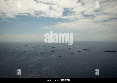 160728-N-SI773-3472 de l'OCÉAN PACIFIQUE (Juillet 28, 2016) Quarante navires et sous-marins internationaux représentant 13 pays partenaires en formation serrée à vapeur au cours de Rim of the Pacific 2016. Vingt-six nations, plus de 40 navires et sous-marins, plus de 200 avions, et 25 000 hommes participent à l'EXERCICE RIMPAC du 30 juin au 4 août, dans et autour des îles Hawaï et la Californie du Sud. Le plus grand exercice maritime international RIMPAC, offre une formation unique qui aide les participants à favoriser et soutenir les relations de coopération qui sont essentiels pour assurer le sa Banque D'Images