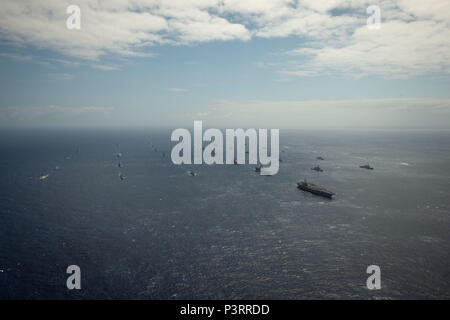 160728-N-SI773-3496 de l'OCÉAN PACIFIQUE (Juillet 28, 2016) Quarante navires et sous-marins internationaux représentant 13 pays partenaires en formation serrée à vapeur au cours de Rim of the Pacific 2016. Vingt-six nations, plus de 40 navires et sous-marins, plus de 200 avions, et 25 000 hommes participent à l'EXERCICE RIMPAC du 30 juin au 4 août, dans et autour des îles Hawaï et la Californie du Sud. Le plus grand exercice maritime international RIMPAC, offre une formation unique qui aide les participants à favoriser et soutenir les relations de coopération qui sont essentiels pour assurer le sa Banque D'Images