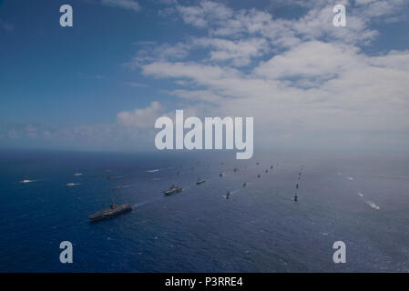 160728-N-GZ947-1623 de l'OCÉAN PACIFIQUE (Juillet 28, 2016) Quarante navires et sous-marins internationaux représentant 13 pays partenaires en formation serrée à vapeur au cours de Rim of the Pacific 2016. Vingt-six nations, plus de 40 navires et sous-marins, plus de 200 avions, et 25 000 hommes participent à l'EXERCICE RIMPAC du 30 juin au 4 août, dans et autour des îles Hawaï et la Californie du Sud. Le plus grand exercice maritime international RIMPAC, offre une formation unique qui aide les participants à favoriser et soutenir les relations de coopération qui sont essentiels pour assurer le sa Banque D'Images