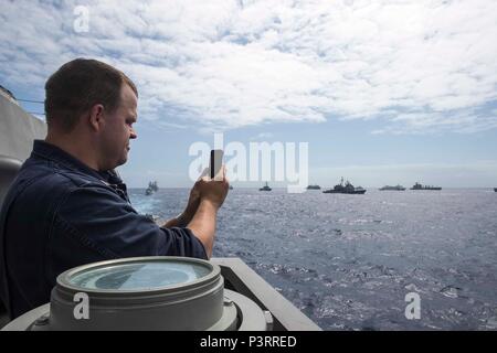 160728-N-MW990-004 OCÉAN PACIFIQUE (28 juillet 2016) Chef de quartier-maître Ryan Reppe attaché à combattre littorale, le USS Coronado (LCS 4) prend une photo alors que la vapeur de Coronado en formation serrée comme l'un des 40 navires et sous-marins représentant 13 nations partenaires internationaux au cours de Rim of the Pacific 2016. . Vingt-six nations, plus de 40 navires et sous-marins, plus de 200 avions, et 25 000 hommes participent à l'EXERCICE RIMPAC du 30 juin au 4 août, dans et autour des îles Hawaï et la Californie du Sud. Le plus grand exercice maritime international RIMPAC, offre une formation unique Banque D'Images