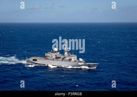 La frégate FS Prairial (F731) de classe Floréal de la Marine française transite en formation avec des navires internationaux lors de l’exercice Rim of the Pacific (RIMPAC) 2016. La frégate de classe Floréal est conçue pour les missions de patrouille et de présence outre-mer avec un poste de pilotage pour les hélicoptères, des moteurs diesel pour les opérations soutenues et des capteurs pour la surveillance de surface. RIMPAC renforce la coopération et la préparation maritimes multinationales. Banque D'Images
