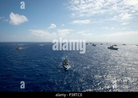 160728-N-SI773-3953 de l'OCÉAN PACIFIQUE (Juillet 28, 2016) Quarante navires et sous-marins internationaux représentant 13 pays partenaires en formation serrée à vapeur au cours de Rim of the Pacific 2016. Vingt-six nations, plus de 40 navires et sous-marins, plus de 200 avions, et 25 000 hommes participent à l'EXERCICE RIMPAC du 30 juin au 4 août, dans et autour des îles Hawaï et la Californie du Sud. Le plus grand exercice maritime international RIMPAC, offre une formation unique qui aide les participants à favoriser et soutenir les relations de coopération qui sont essentiels pour assurer le sa Banque D'Images