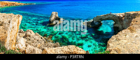 La mer transparentes et roches uniques dans l'île de Chypre,Agya Napa. Banque D'Images