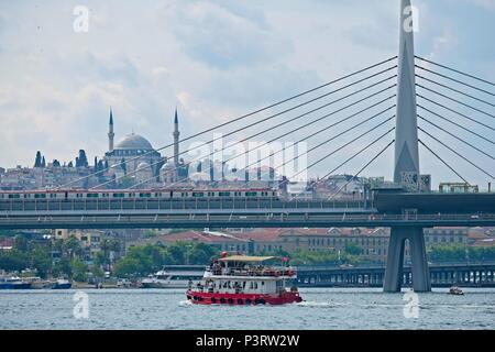 ISTANBUL, TURQUIE - le 26 mai : bateau croisière sur le Bosphore à Istanbul Turquie le 26 mai 2018. Des personnes non identifiées Banque D'Images