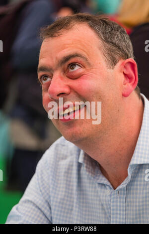 David Runciman , français , la politique d'enseignement et de l'histoire à l'Université de Cambridge, Chef du Département des études politiques et internationales, professeur de politique, et membre du Trinity Hall, Cambridge. Photo de la 2018 Hay Festival de la littérature et des Arts. le festival annuel dans la petite ville de Hay on Wye sur la frontière galloise , attire des écrivains et penseurs du monde entier pendant 10 jours de célébrations de la meilleure de l'écrit, bien que le débat politique et littéraire Banque D'Images