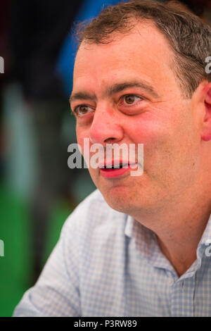 David Runciman , français , la politique d'enseignement et de l'histoire à l'Université de Cambridge, Chef du Département des études politiques et internationales, professeur de politique, et membre du Trinity Hall, Cambridge. Photo de la 2018 Hay Festival de la littérature et des Arts. le festival annuel dans la petite ville de Hay on Wye sur la frontière galloise , attire des écrivains et penseurs du monde entier pendant 10 jours de célébrations de la meilleure de l'écrit, bien que le débat politique et littéraire Banque D'Images