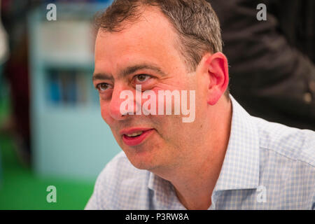 David Runciman , français , la politique d'enseignement et de l'histoire à l'Université de Cambridge, Chef du Département des études politiques et internationales, professeur de politique, et membre du Trinity Hall, Cambridge. Photo de la 2018 Hay Festival de la littérature et des Arts. le festival annuel dans la petite ville de Hay on Wye sur la frontière galloise , attire des écrivains et penseurs du monde entier pendant 10 jours de célébrations de la meilleure de l'écrit, bien que le débat politique et littéraire Banque D'Images