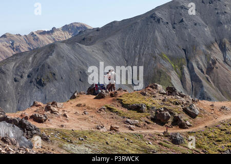 Randonneurs sur le sentier Laugavegur avec la montagne volcanique de Blahnukur en toile de fond, Landmannalaugar, Islande. Banque D'Images