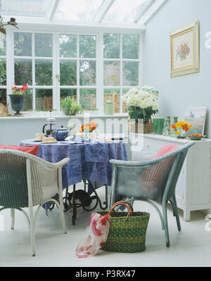 Loom chaises peintes à table avec tissu bleu et une cafetière dans la salle à manger de petit chalet extension Banque D'Images