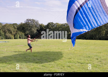 Chepstow, Pays de Galles - 14 août : lancement d'un parapente le 14 Aug 2016 à la collecte verte site du Festival Banque D'Images