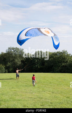 Chepstow, Pays de Galles - 14 août : lancement d'un parapente le 14 Aug 2016 à la collecte verte site du Festival Banque D'Images