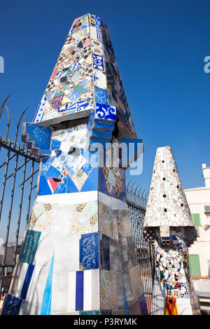 La mosaïque faite de cheminées en céramique cassée sur le toit du Palais Güell , un des chefs-d'oeuvre de Gaudi, earlest restauré depuis 25 ans terminé 20 Banque D'Images