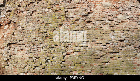 Ce mur a été construit il y a 300 ans à partir de la self-made des briques en argile. Vue panoramique collage à partir de plusieurs photos en extérieur Banque D'Images