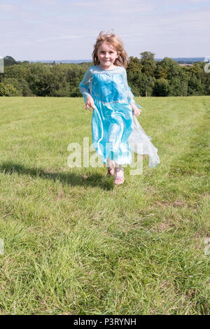 Chepstow, Pays de Galles - 19 Août 14 : Jeune fille courir dans une belle robe de princesse célèbre arrivant sur des vacances d'été, 14 août 2016 à la collecte verte F Banque D'Images