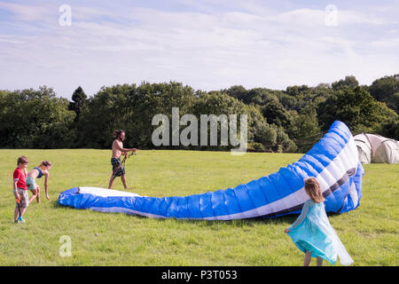 Chepstow, Pays de Galles - 14 août : lancement d'un parapente le 14 Aug 2016 à la collecte verte site du Festival Banque D'Images