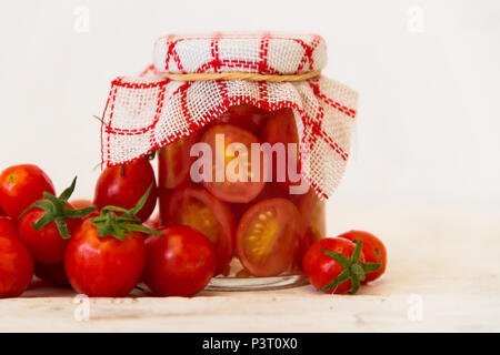 Préparation artisanale de pickles de tomates cerise bio Banque D'Images