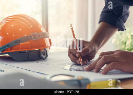 Architecte ou ingénieur à l'aide d'un crayon et d'angles de travailler sur le plan stratégique, concept architectural Banque D'Images