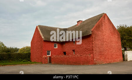 Kennixton ferme, à l'origine situé à Llangennith sur la péninsule de Gower, est une grande ferme en pierre construite en trois phases. Le comte Banque D'Images