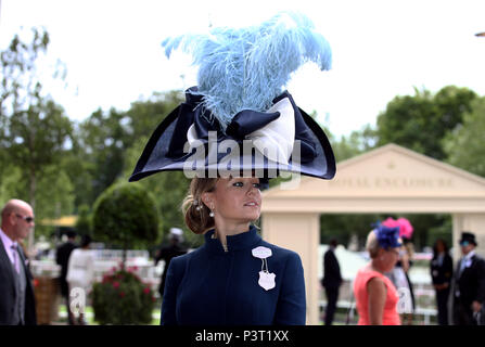 Edite Ligere de Londres portant une Sarah Marshall modiste de chapeaux John Boyd au cours de la première journée de Royal Ascot à Ascot Racecourse. Banque D'Images