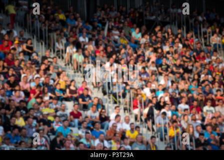 Foule floue de personnes, de supports et de fans dans une tribune du stade lors d'un match de football Banque D'Images