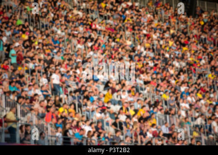 Foule floue de personnes, de supports et de fans dans une tribune du stade lors d'un match de football Banque D'Images