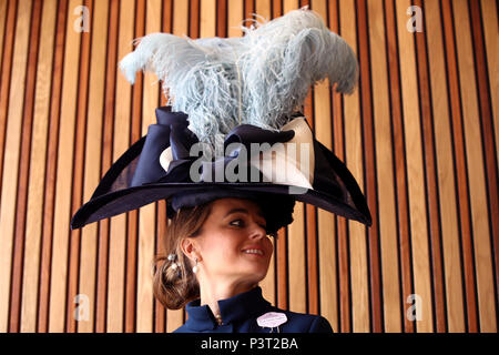 Edite Ligere de Londres portant une Sarah Marshall modiste de chapeaux John Boyd au cours de la première journée de Royal Ascot à Ascot Racecourse. Banque D'Images