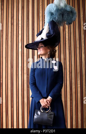 Edite Ligere de Londres portant une Sarah Marshall modiste de chapeaux John Boyd au cours de la première journée de Royal Ascot à Ascot Racecourse. Banque D'Images