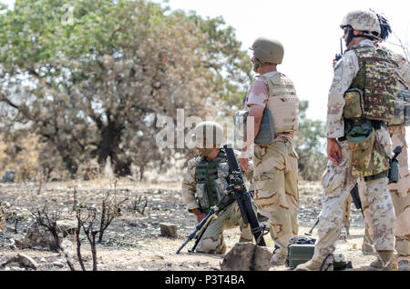 Une coalition italienne trainer, droite, et les soldats peshmergas objectifs observer vers le bas, après avoir tiré des obus explosifs à partir d'un M224 60mm Système de mortier pendant la brigade moderne cours 2 exercice final à un site de formation près de Atrush, l'Iraq, le 26 juillet 2016. La MBC 2 exercice final testé la formation et les compétences de l'intermédiaire de scénarios pratiques que peshmergas combinées à base de peloton et de voies de circulation avec mortier et tireur de soutien. Cette formation est dispensée par des formateurs de la Coalition à l'appui de la Force opérationnelle interarmées - opération multinationale résoudre inhérent à l'augmentation ni Banque D'Images