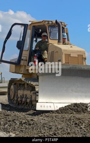 Directeur de l'Armée de la Garde nationale, le Lieutenant Général Timothy Kadavy, exploite un véhicule du génie militaire au cours de l'exercice 2016, Guardian Sabre le 31 juillet à l'Armée de terre Centre d'instruction au combat de Cincu, Roumanie. Saber Guardian est un exercice militaire multinationale impliquant environ 2 800 militaires provenant de 10 pays y compris l'Arménie, Azerbaïdjan, Bulgarie, Canada, Géorgie, Moldova, Pologne, Roumanie, l'Ukraine et les États-Unis Les objectifs de cet exercice sont à construire, multinationales et régionales en améliorant la capacité de partenariat conjoint relations militaires professionnels, l'échange Banque D'Images