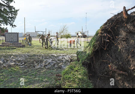 Un jour après une tempête de grêle et déraciné des arbres, s'est dénudé des centaines de wagons, a brisé des milliers de fenêtres, les sous-sols inondés et détruits le parement et les toits de la plupart des maisons, une équipe de soldats de la Garde nationale d'armée du Wyoming frapper le sol à Pine Bluffs afin d'aider les gens à sortir et nettoyer le 28 juillet 2016. "Nous sommes fondamentalement en direction est à l'ouest et du nord au sud, de maison en maison et aider les ramasser les débris," a déclaré le Lieutenant-colonel Terry Jenkins, officier responsable de la 20-soldat détail. La Garde nationale du Wyoming (photo par le Sgt. 1re classe Jimmy McGuire) Banque D'Images