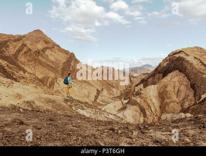 Femme Hiker with backpack profitez d'afficher dans le désert Banque D'Images