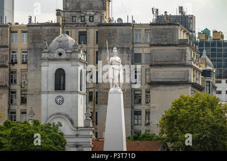 Statue de la liberté sur le dessus de la pyramide peut à Plaza de Mayo - Buenos Aires, Argentine Banque D'Images