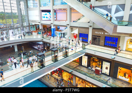 Singapour - 17 févr. 2017 : Shopping Mall à Marina Bay Sands Resort à Singapour. Il est décrit comme le pays le plus cher des biens casino autonome Banque D'Images