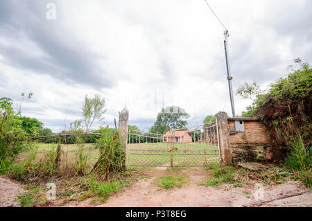 TIRADENTES, MG - 19.02.2016 : TIRADENTES MG - entrada de um dos zezo sítios pas de entorno da Cidade, este na Estrada Real durante Tiradentes MG. (Foto : Mourão / Fotoarena Panda) Banque D'Images