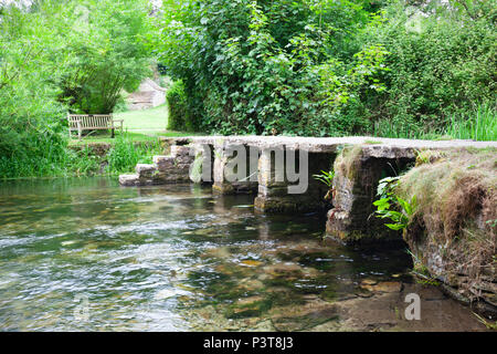 Passerelle de pierre sur la rivière Leach, Eastleach, les Cotswolds, Gloucestershire, Angleterre, Royaume-Uni, Europe Banque D'Images