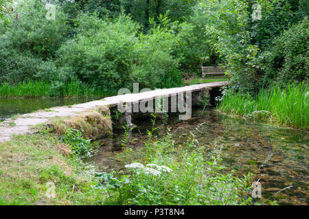 Passerelle de pierre sur la rivière Leach, Eastleach, les Cotswolds, Gloucestershire, Angleterre, Royaume-Uni, Europe Banque D'Images