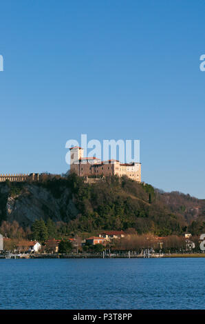 Château Rocca di Angera, le Lac Majeur, la région de Lombardie en Italie Banque D'Images