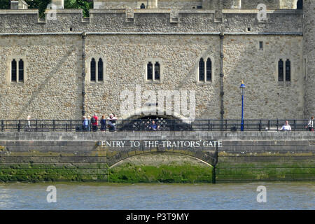 L'entrée à la porte des traîtres, la Tour de Londres, London, UK, vu de la Tamise Banque D'Images