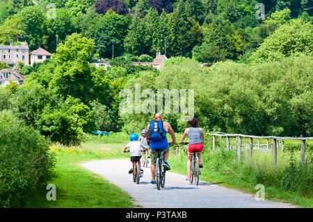 Circuit à vélo en famille sur la voie de la rivière Avon à Bathampton, Somerset, UK Banque D'Images