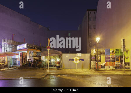 Berlin, Allemagne, Vente à emporter Tom de frites sur lot de coin non développées dans l'Oranienburger Strasse corner Auguststrasse à Berlin-Mitte Banque D'Images