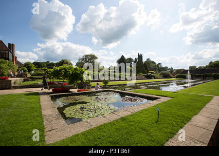 RHS Wisley Gardens, planté des frontières, luscious jardins de roses et un état de l'art des jardins horticoles sous serre, à Surrey, Angleterre, U Banque D'Images