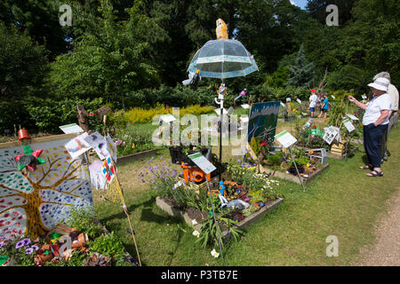 RHS Wisley Gardens, planté des frontières, luscious jardins de roses et un état de l'art des jardins horticoles sous serre, à Surrey, Angleterre, U Banque D'Images