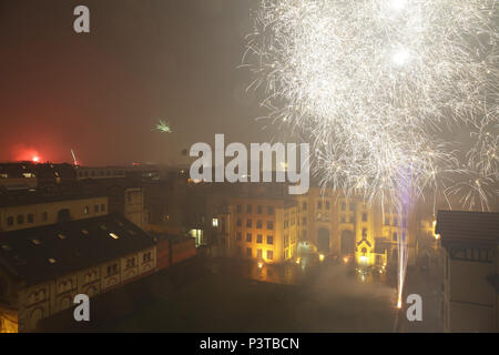 Berlin, Allemagne, la nouvelle année 2016 sur un toit à Berlin-Prenzlauer Berg Banque D'Images